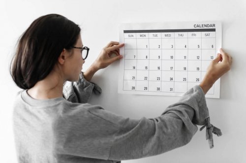 Donna che appende il calendario scolastico