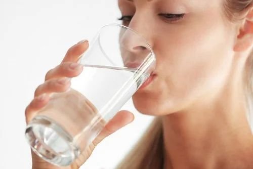 Idratarsi è fondamentale donna che beve acqua.
