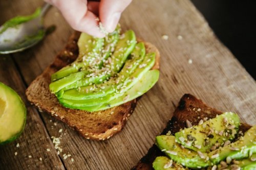 Toast con avocado e semi di sesamo