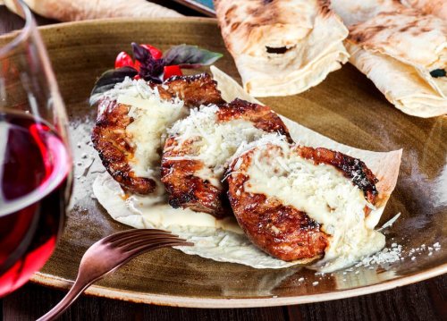 Formaggio fuso sulla carne