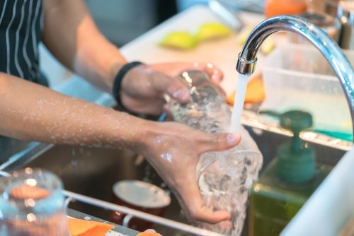 Sciacquare i bicchieri con acqua