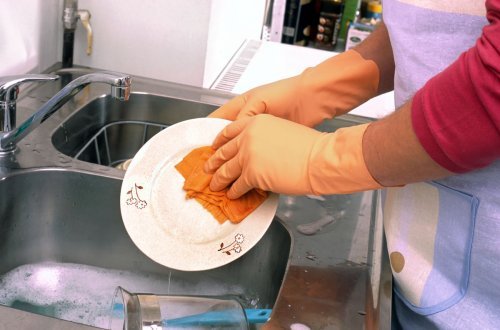 Lavare i piatti con i guanti
