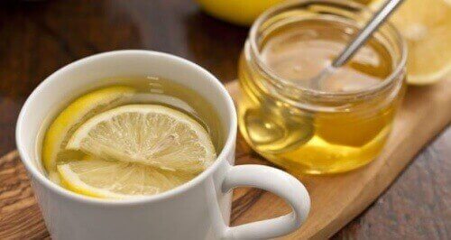 Limone e miele per curare il prurito alla gola