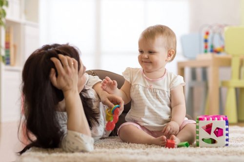 Mamma e figlia che giocano