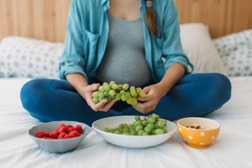 Donna incinta mangia uva