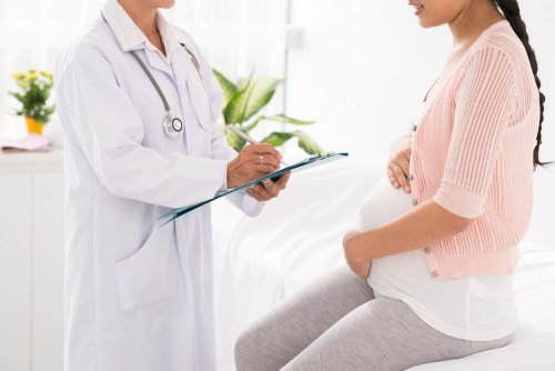 Medico prepara la paziente al cesareo