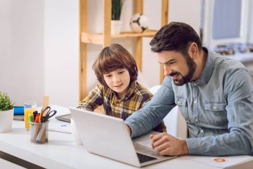 Padre che aiuta il figlio a studiare