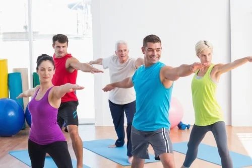 Persone si allenano in palestra