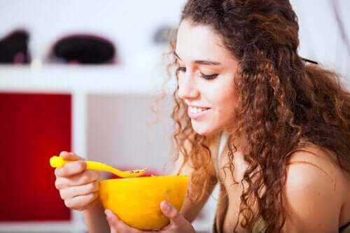 Ragazza che mangia una ciotola di cereali.