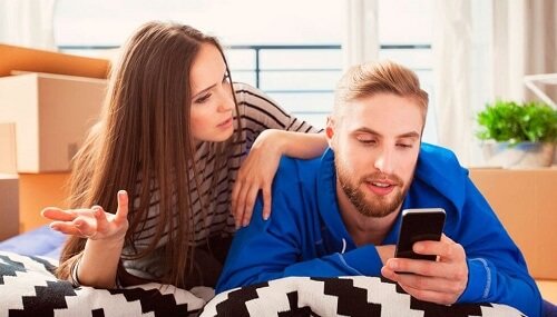 Fidanzata controlla telefono del ragazzo