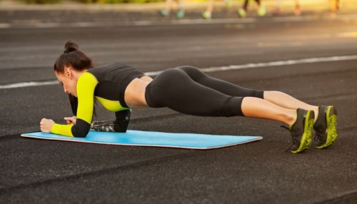 Ragazza fa plank sulla strada