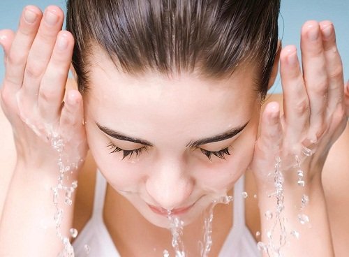 Ragazza si lava il viso