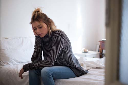 Ragazza con mal di testa su letto