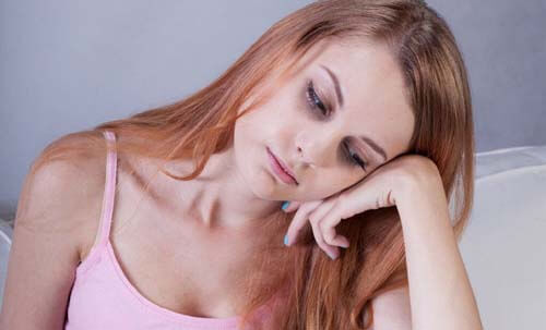 Ragazzina triste anemia e motivi per cui cadono i capelli