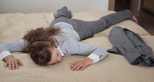 Ragazza stanca sul letto