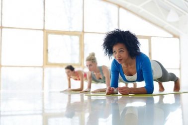 Il plank: benefici per gli addominali e il corpo