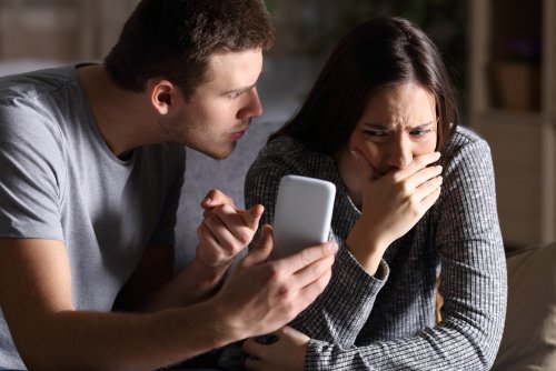 Cose che il vostro partner non dovrebbe mai chiedervi: ragazzo geloso controlla il telefono della fidanzata.