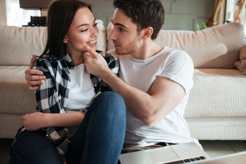 Ragazzo innamorato della fidanzata