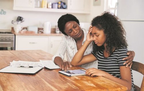 Mamma che motiva la faglia a studiare dopo il rientro a scuola