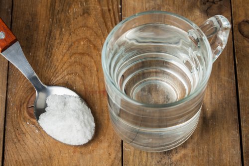 Sale e acqua per curare il prurito alla gola