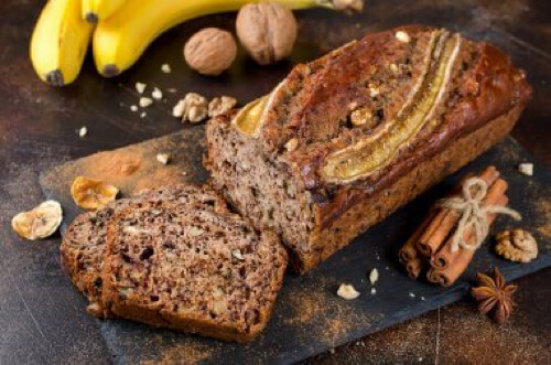 Deliziosa torta di banane, miele e cannella