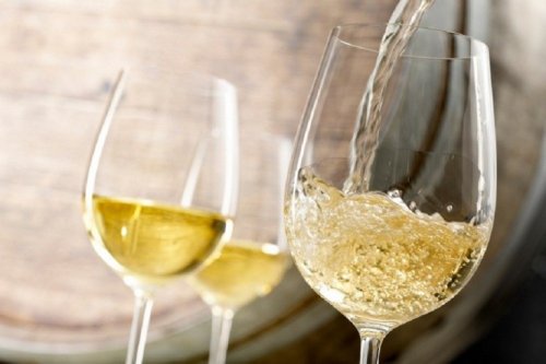 Vino bianco versato in un bicchiere