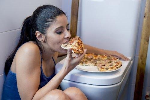 Crisi di ansia e mangiare avidamente pizza