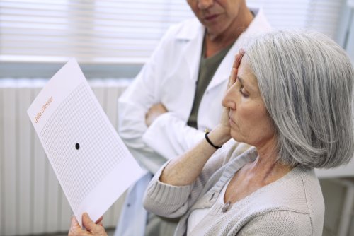 Anziana fa test per la degenerazione maculare associata all'età