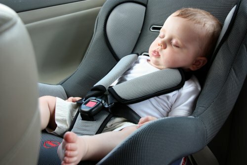 Bambino che dorme nel seggiolino affrontare un lungo viaggio con un neonato