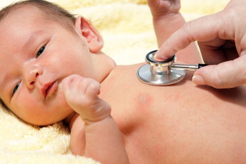 Bambino dal dottore prevenire la sepsi neonatale