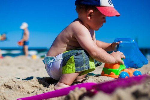 Bambino gioca sulla spiaggia