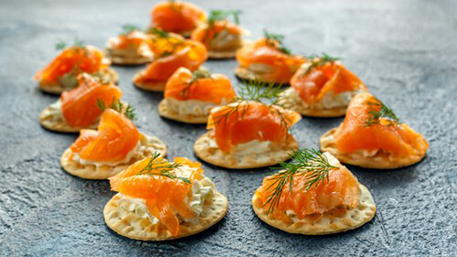 Blinis al salmone affumicato e salsa tartara