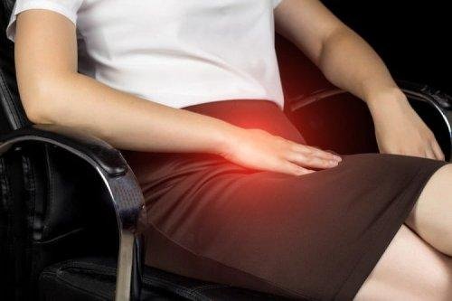 Donna con dolore all'inguine