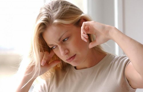 Donna con mal d'orecchio