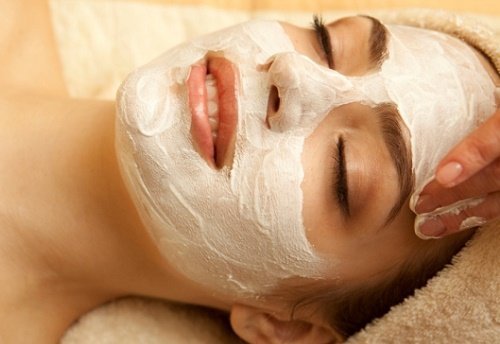 Donna con maschera per il viso