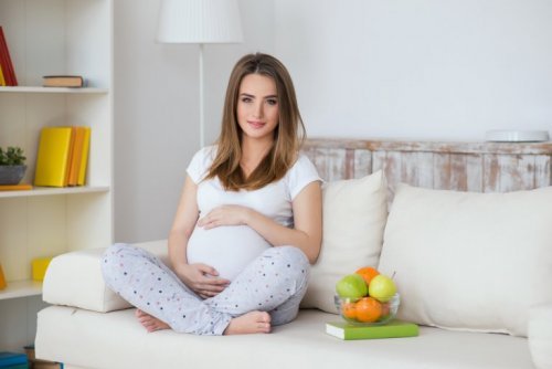 Donna incinta sul divano
