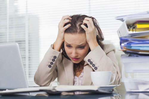 Donna stressata in ufficio