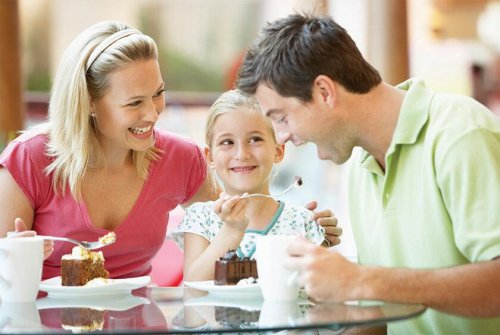 Famiglia che mangia una torta