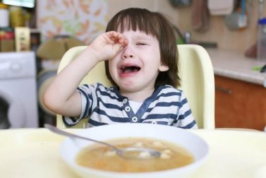 Il bambino non vuole mangiare: cosa fare?