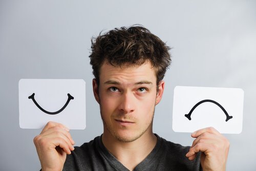 Uomo con sorriso e faccia imbronciata