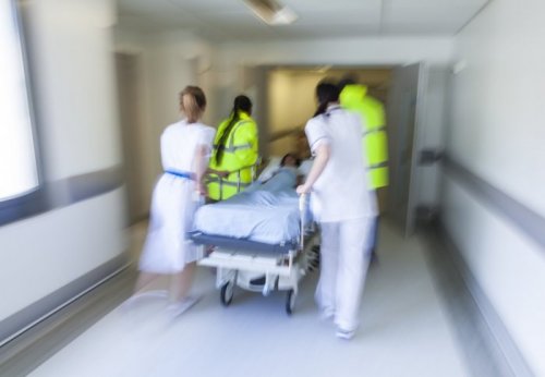 Intervento di pronto soccorso con lettino
