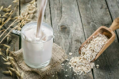 Latte di avena per trattare la dermatite da contatto.