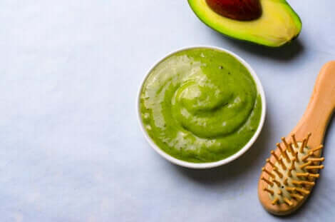 Maschera di avocado per riparare i capelli danneggiati.