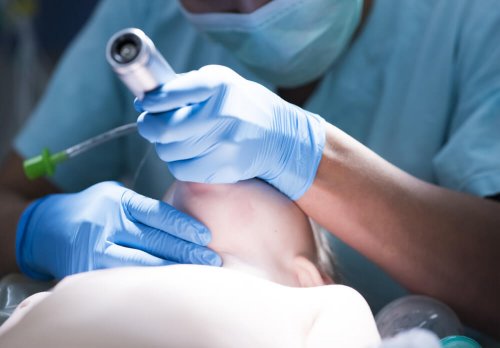 Medico applica l'intubazione a sequenza rapida