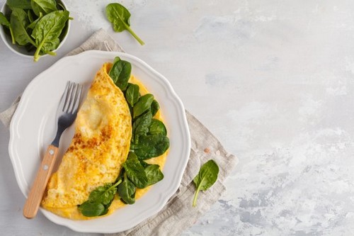 Omelette di spinaci, chia e spirulina per fare colazione