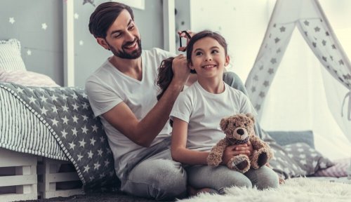 Padre che pettina la figlia.