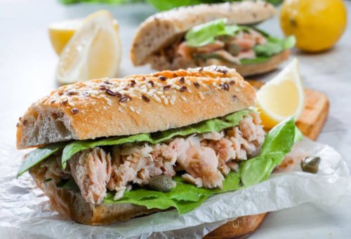 Panino ripieno di tonno