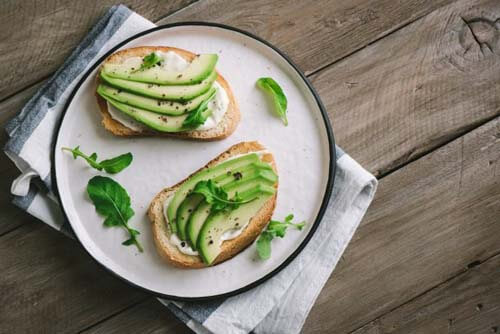 Formaggio vegano di avocado e origano, buono e salutare