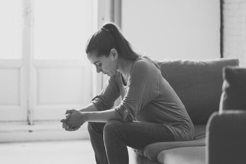 Ragazza depressa seduta