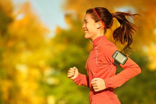 Ragazza fa jogging con le cuffiette